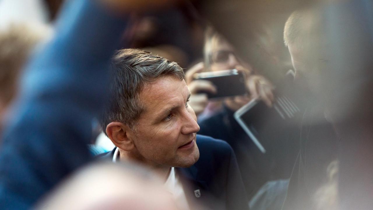 AfD-Politiker Björn Höcke auf dem Weg zu einer Veranstaltung auf der Frankfurter Buchmesse. AfD-Politiker Björn Höcke auf dem Weg zu einer Veranstaltung auf der Frankfurter Buchmesse.