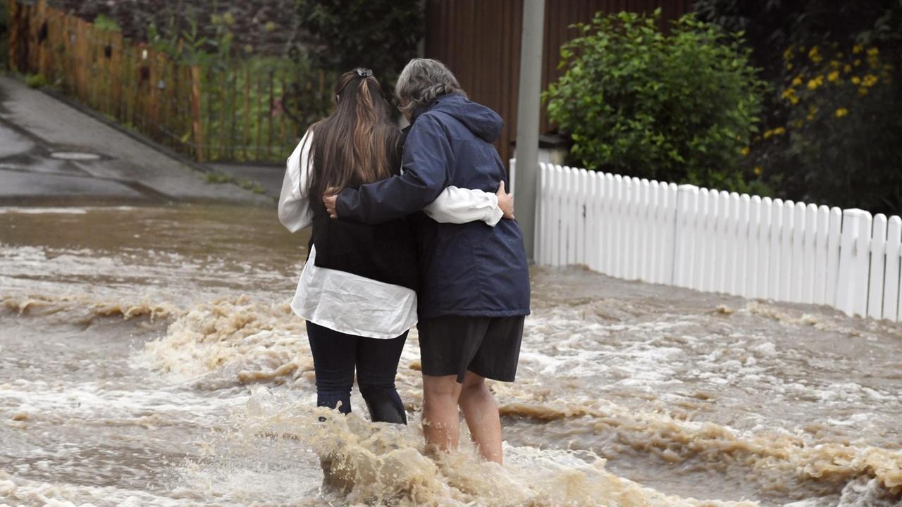 Anwohner der Ortschaft Balken helfen sich durch Fluten der Wupper. Durch den starken Regenfall im Laufe des Tages war der Fluss zum reissenden Gewässer geworden. Anwohner der Ortschaft Balken helfen sich durch Fluten der Wupper. Durch den starken Regenfall im Laufe des Tages war der Fluss zum reissenden Gewässer geworden.