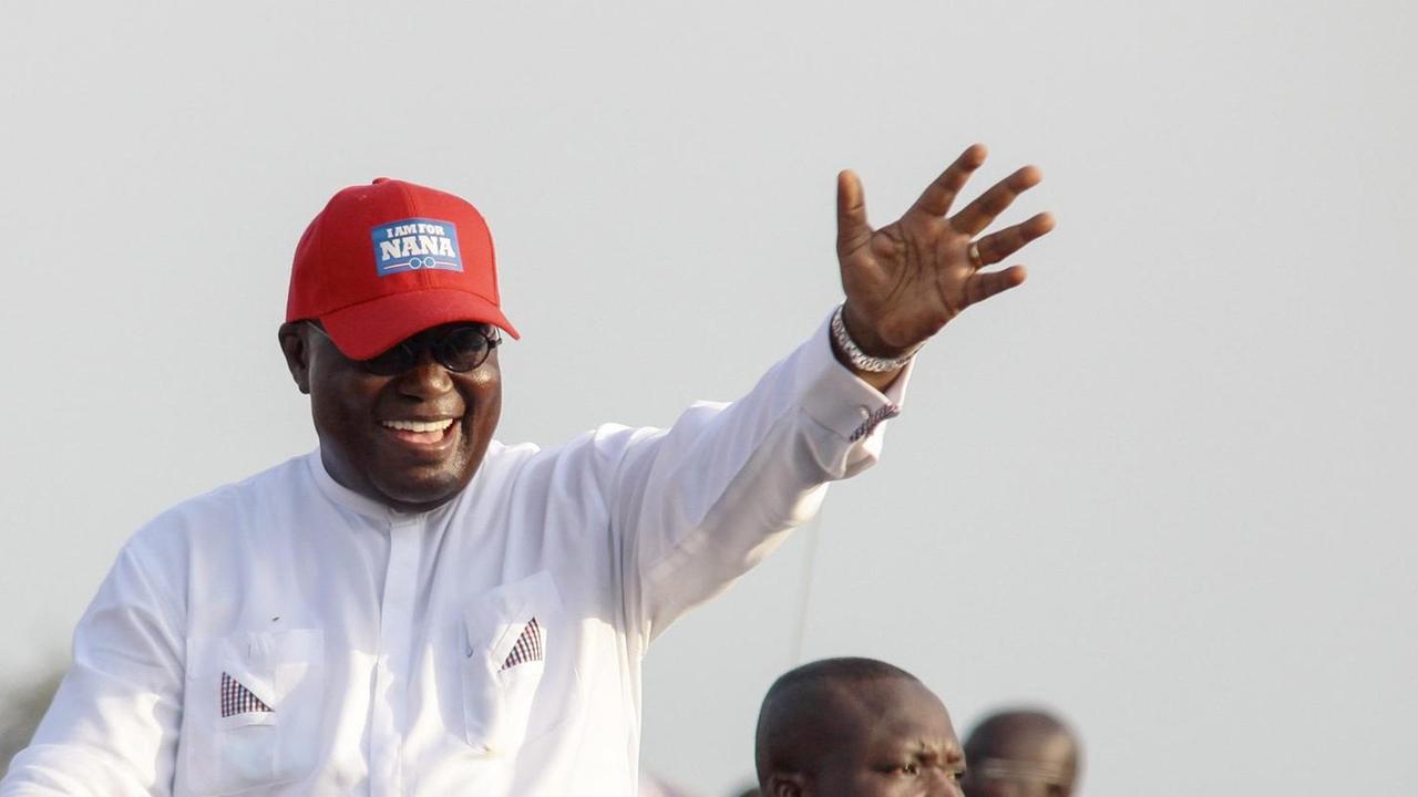 Oppositionsführer Nana Akufo-Addo steht hinter einem Rednerpult. Oppositionsführer Nana Akufo-Addo steht hinter einem Rednerpult.