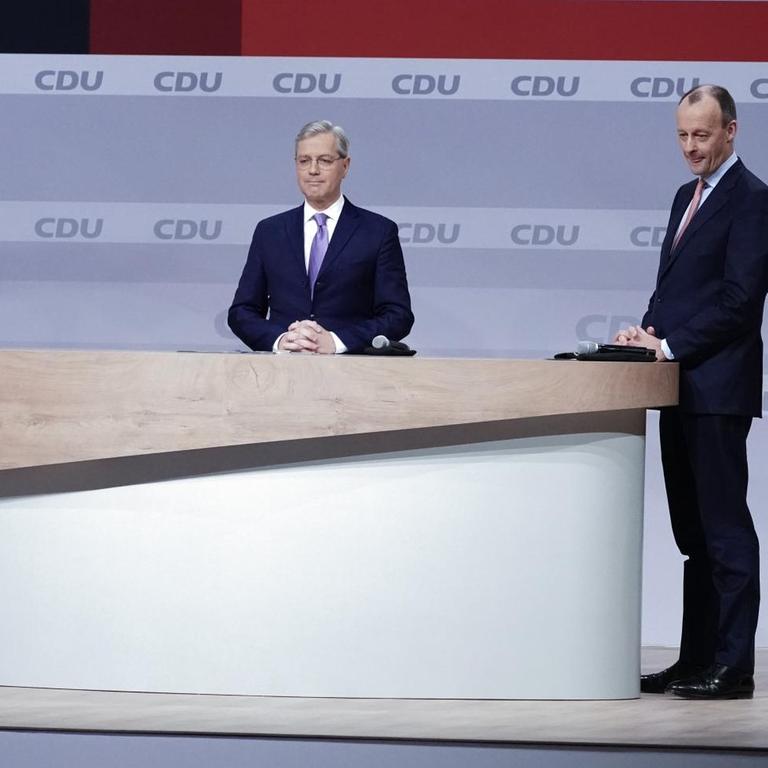 Die Kandidaten um den Parteivorsitz der CDU, Armin Laschet, Norbert Röttgen und Friedrich Merz stehen bei einer Fragerunde beim digitalen Bundesparteitag der CDU. 