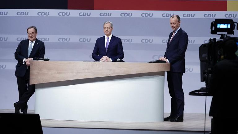 Die Kandidaten um den Parteivorsitz der CDU, Armin Laschet, Norbert Röttgen und Friedrich Merz stehen bei einer Fragerunde beim digitalen Bundesparteitag der CDU. 