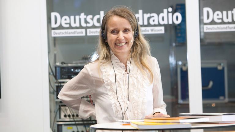 Sachbuchredakteurin Kim Kindermann auf der Frankfurter Buchmesse auf der Bühne von Deutschlandradio