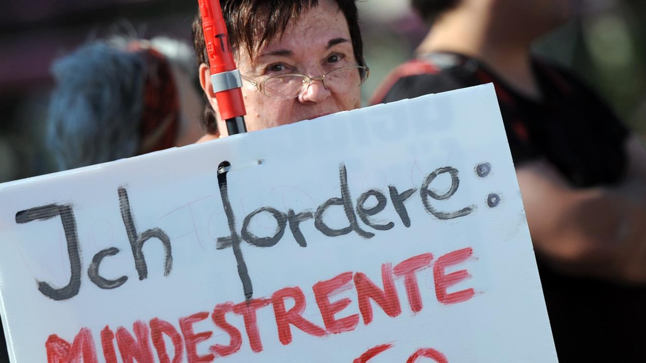 Eine Demonstrantin zeigt am 04.10.2014 in Berlin ein Schild mit der Aufschrift "Ich fordere: Mindestrente Euro 1250,-". Eine Demonstrantin zeigt am 04.10.2014 in Berlin ein Schild mit der Aufschrift "Ich fordere: Mindestrente Euro 1250,-".