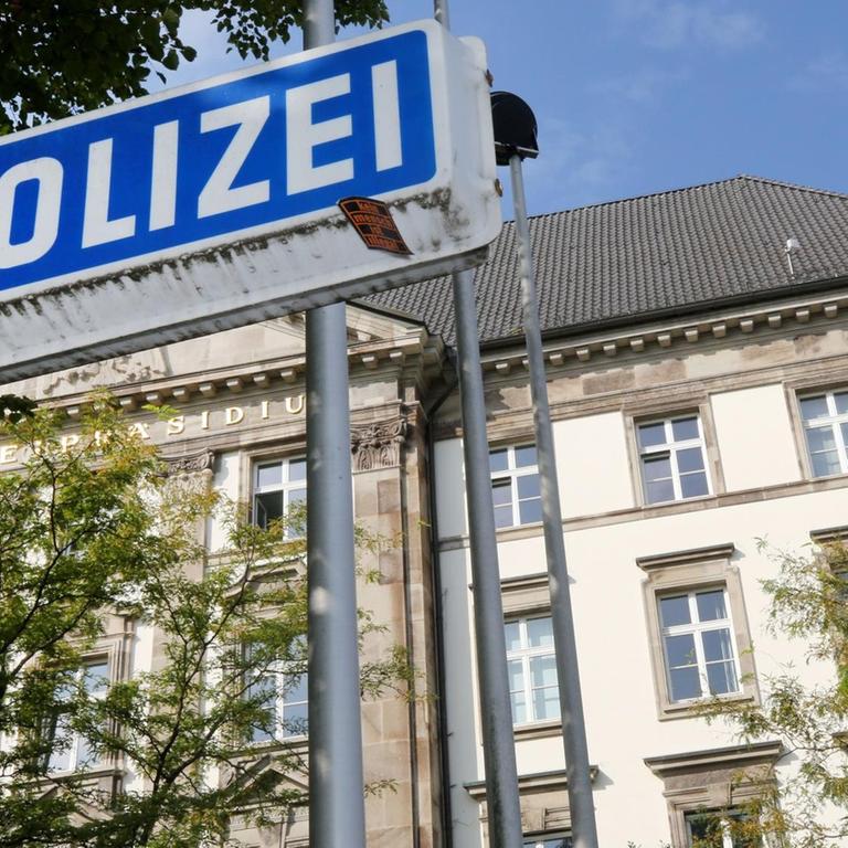 Nordrhein-Westfalen, Essen: Ein Polizeischild steht vor dem Polizeipräsidium Essen.
