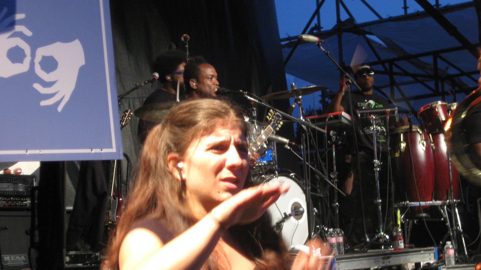 Gebärdendolmetscherin Holly Maniatty auf einem Konzert Gebärdendolmetscherin Holly Maniatty auf einem Konzert
