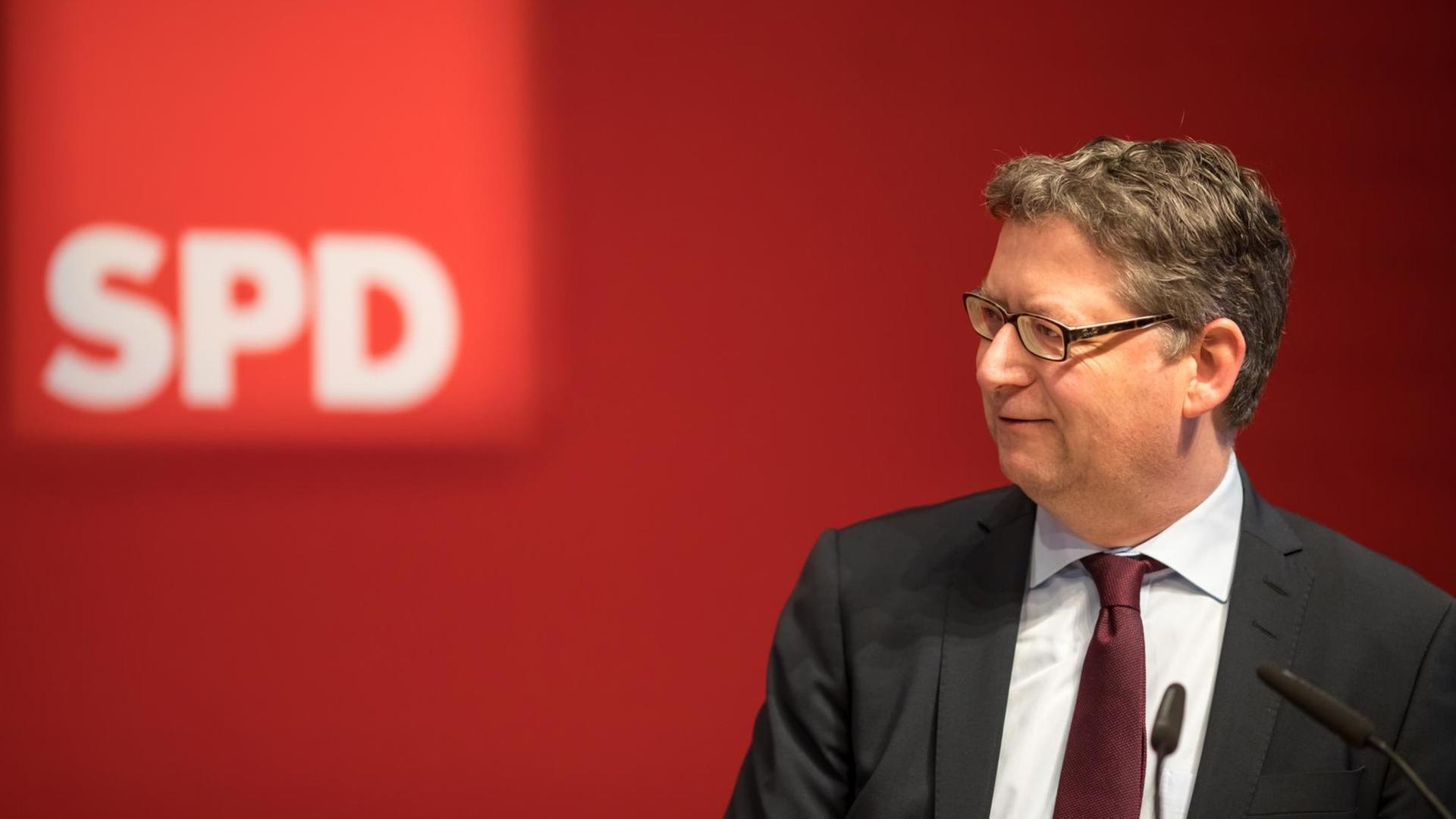 Thorsten Schäfer-Gümbel, stellvertretender Bundesvorsitzender und hessischer Landesvorsitzender der SPD, spricht am 16.12.2017 in Erfurt (Thüringen) beim außerordentlichen Landesparteitag der SPD. Die Sozialdemokraten wollen sich mit der gestoppten Kreisreform in Thüringen sowie der Regierungsbildung in Berlin beschäftigen.t Thorsten Schäfer-Gümbel, stellvertretender Bundesvorsitzender und hessischer Landesvorsitzender der SPD, spricht am 16.12.2017 in Erfurt (Thüringen) beim außerordentlichen Landesparteitag der SPD. Die Sozialdemokraten wollen sich mit der gestoppten Kreisreform in Thüringen sowie der Regierungsbildung in Berlin beschäftigen.t