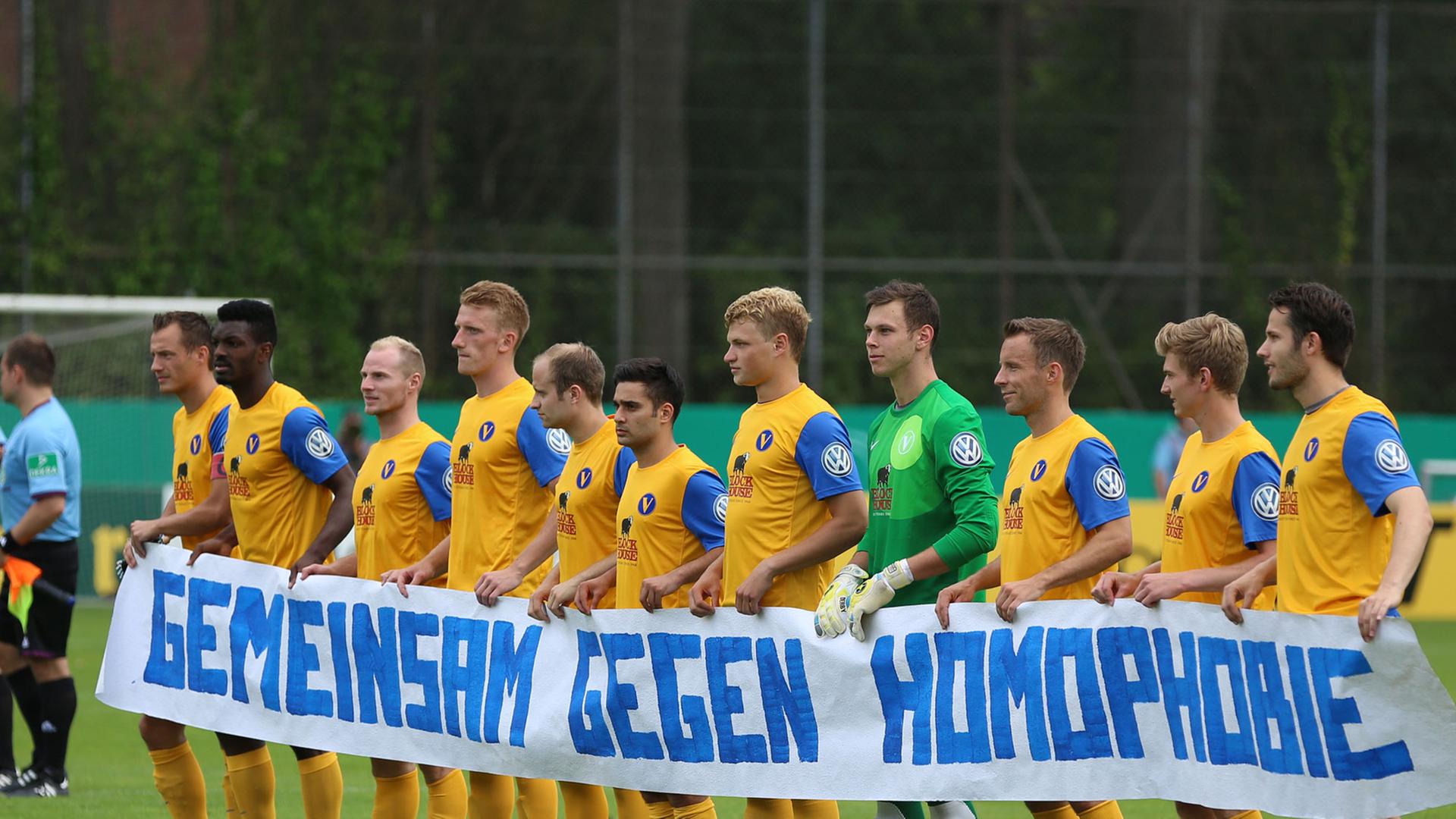 Fußball DFB-Pokal 1. Runde: SC Victoria Hamburg - Hannover 96 am 04.08.2013 im Stadion Hoheluft in Hamburg. Die Spieler von SC Victoria Hamburg halten vor dem Spiel ein Banner mit der Aufschrift "Gemeinsam gegen Homophobie". Fußball DFB-Pokal 1. Runde: SC Victoria Hamburg - Hannover 96 am 04.08.2013 im Stadion Hoheluft in Hamburg. Die Spieler von SC Victoria Hamburg halten vor dem Spiel ein Banner mit der Aufschrift "Gemeinsam gegen Homophobie".