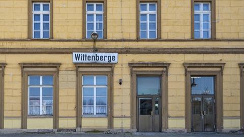 Das 1846 erbaute Empfangsgebäude des Bahnhofs in Wittenberge im brandenburgischen Landkreis Prignitz.