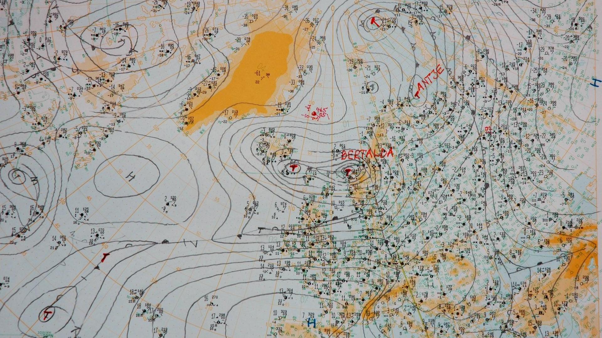 Eine mehrfarbige Westeuropa und Nordatlantik-Wetterkarte mit konkurrierenden Hochdruck- und Tiefdruckgebieten.
