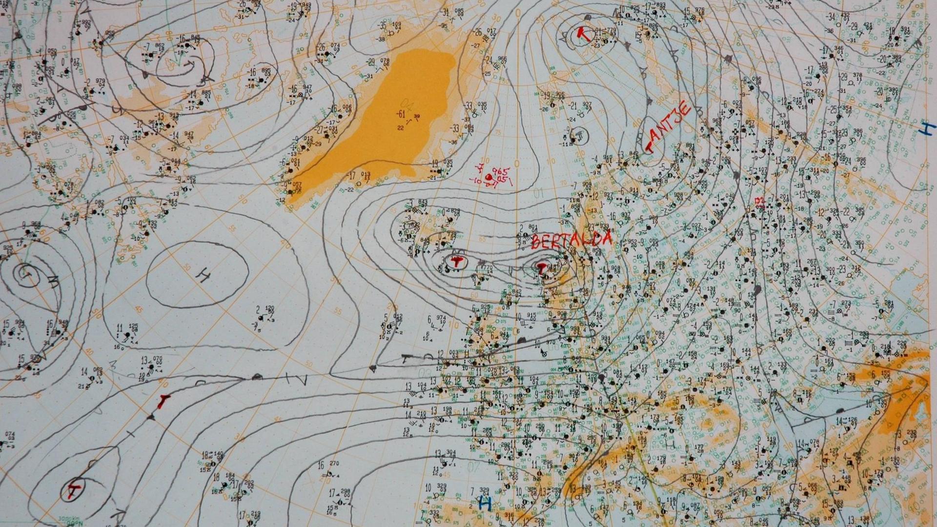 Eine mehrfarbige Westeuropa und Nordatlantik-Wetterkarte mit konkurrierenden Hochdruck- und Tiefdruckgebieten. Eine mehrfarbige Westeuropa und Nordatlantik-Wetterkarte mit konkurrierenden Hochdruck- und Tiefdruckgebieten.
