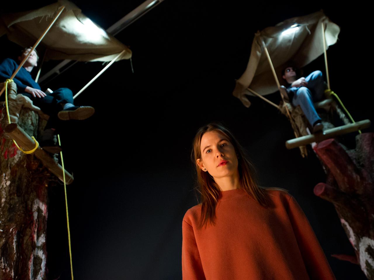 Die Witwe Christoph Schlingensiefs, Aino Laberenz, vor dem Kunstwerk "Church of Fear's - Pfähle der Säulenheiligen" in der ersten großen Werkschau ihres verstorbenen Mannes. Die Witwe Christoph Schlingensiefs, Aino Laberenz, vor dem Kunstwerk "Church of Fear's - Pfähle der Säulenheiligen" in der ersten großen Werkschau ihres verstorbenen Mannes.