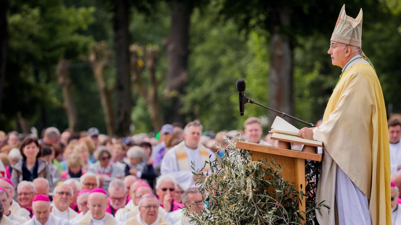 10.05.2018, Nordrhein-Westfalen, Münster: Felix Genn, Bischof von Münster, spricht beim Gottesdienst zu Christi Himmelfahrt beim Katholikentag vor dem Schloss. 10.05.2018, Nordrhein-Westfalen, Münster: Felix Genn, Bischof von Münster, spricht beim Gottesdienst zu Christi Himmelfahrt beim Katholikentag vor dem Schloss.