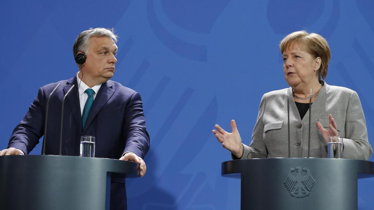 Bundeskanzlerin Angela Merkel und der ungarische Ministerpräsident Orban bei einer Pressekonferenz in Berlin. 