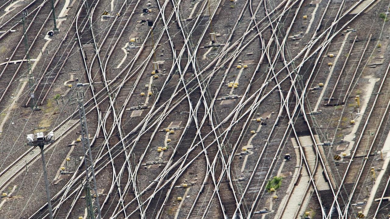Schienen am Hauptbahnhof in Frankfurt am Main (Hessen), aufgenommen am 13.08.2013. Schienen am Hauptbahnhof in Frankfurt am Main (Hessen), aufgenommen am 13.08.2013.