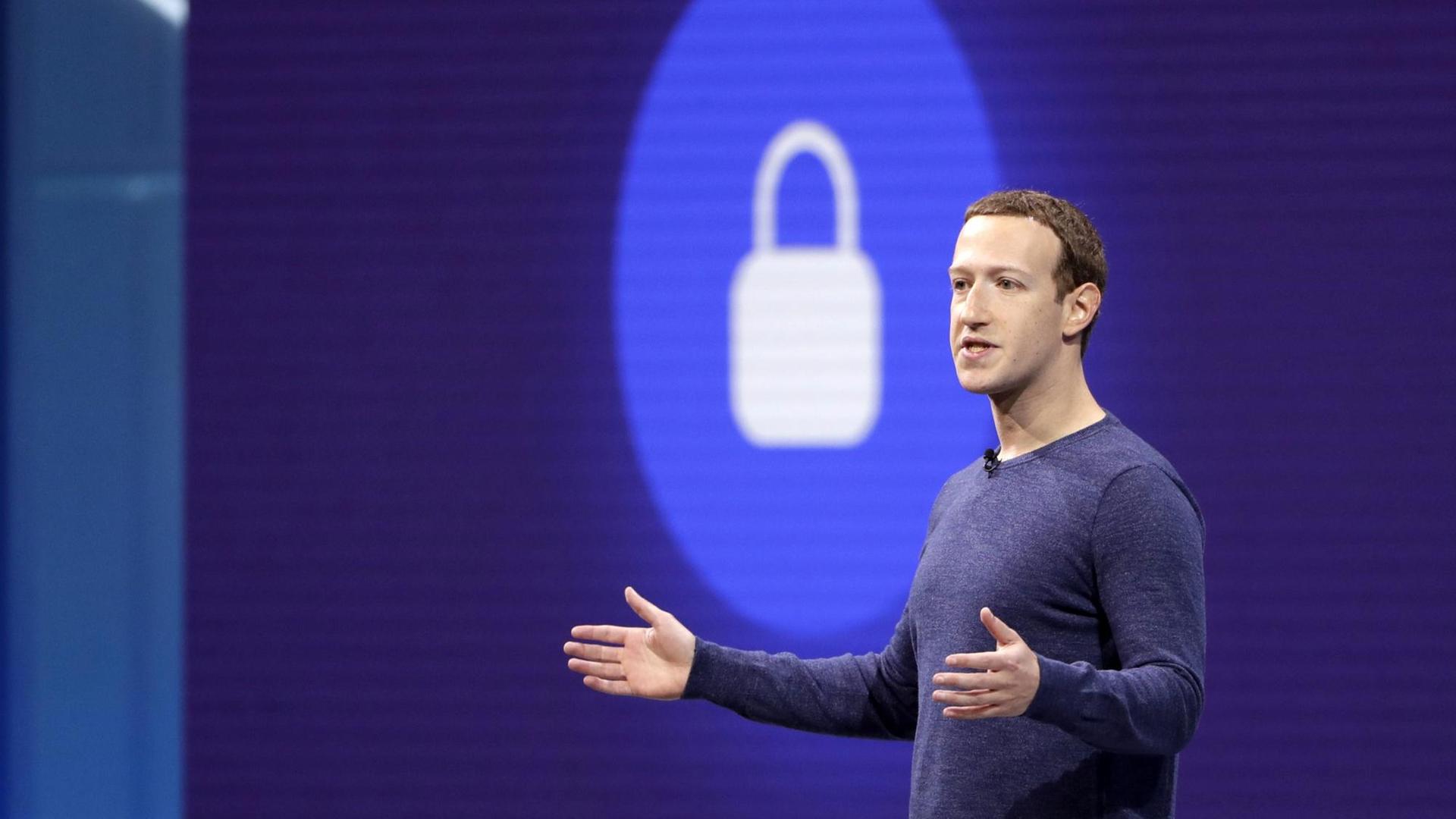 Mark Zuckerberg spricht auf einer Bühne, im Hintergrund ist auf einer Leinwand ein großes Schloss-Symbol zu sehen Mark Zuckerberg spricht auf einer Bühne, im Hintergrund ist auf einer Leinwand ein großes Schloss-Symbol zu sehen