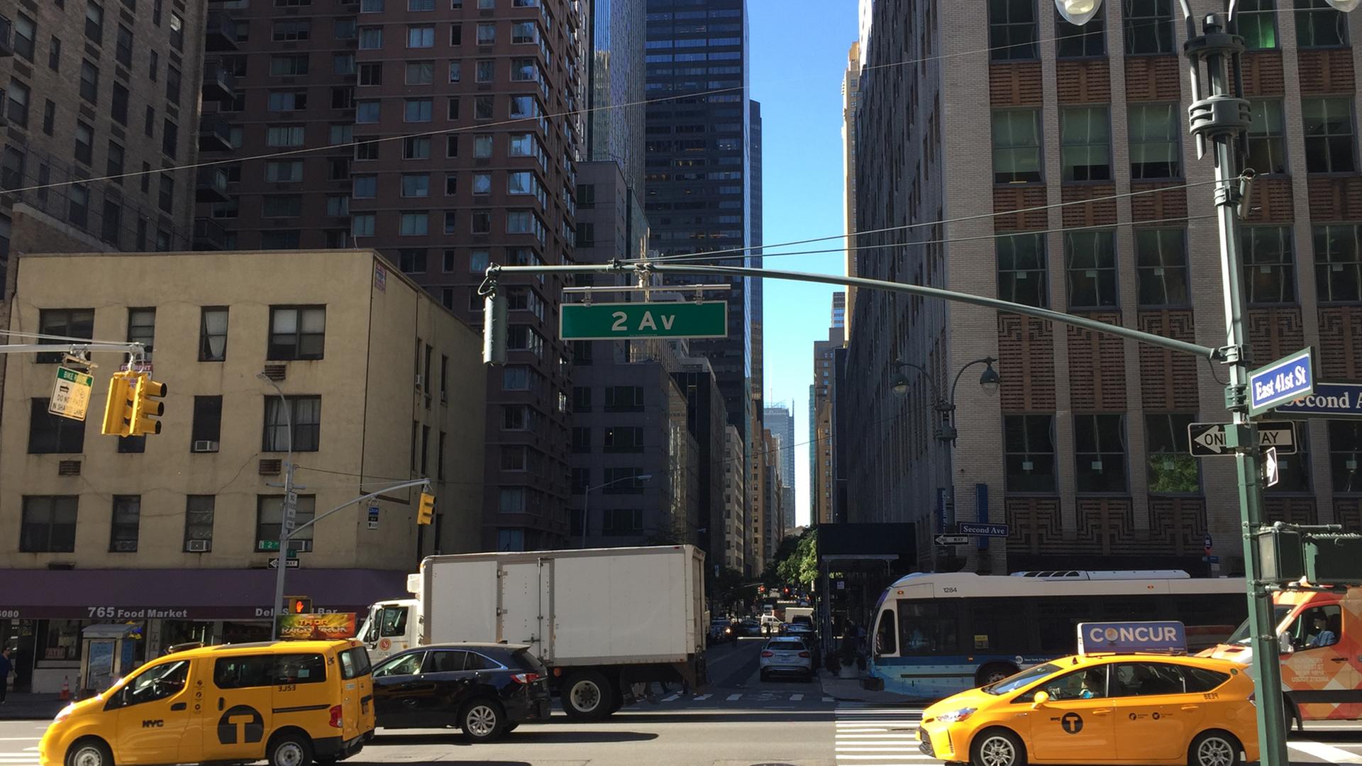 Straße in Manhattan, durch die Luft gespannt und an einer Laterne befestigt ist ein dünner Nylonfaden. Straße in Manhattan, durch die Luft gespannt und an einer Laterne befestigt ist ein dünner Nylonfaden.