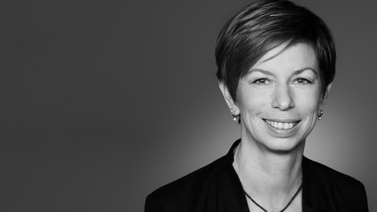 Die Geschäftsführerin Europapolitik des Handelsverbands HDE, Antje Gerstein auf einem Schwarz-Weiß-Porträt.