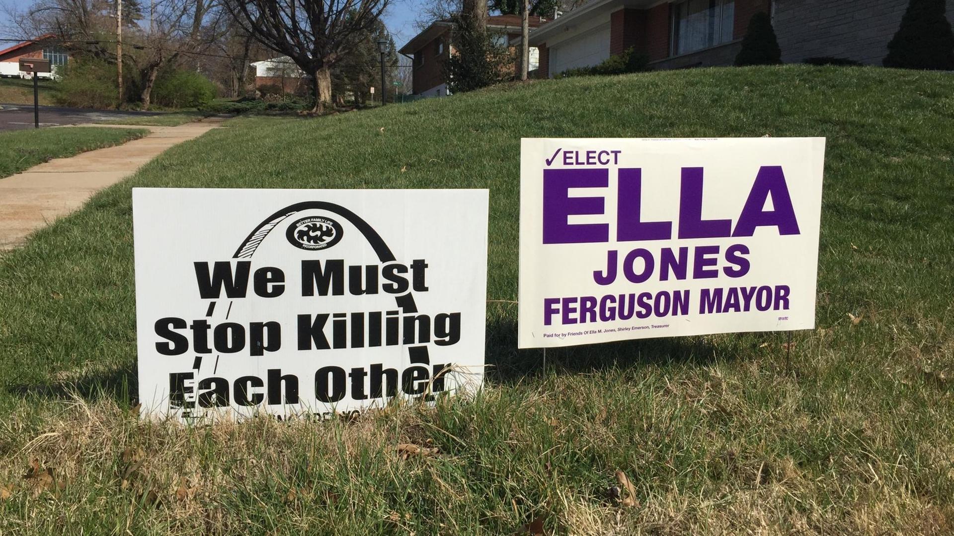 Ein Wahlplakat in Ferguson bei St. Louis erinnert noch mahnend an die Gewalt und die Rassenunruhen in der Stadt. Ein Wahlplakat in Ferguson bei St. Louis erinnert noch mahnend an die Gewalt und die Rassenunruhen in der Stadt.