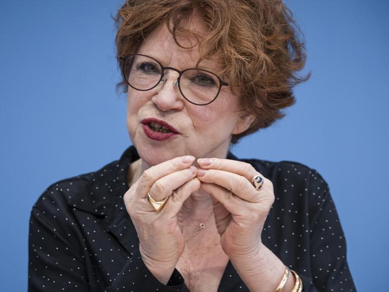 Anetta Kahane sitzt vor einem Mikrofon.