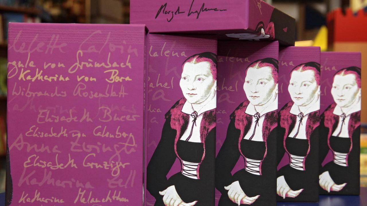 Ein von der Theologin Margot Kaessmann gestalteter, violett gehaltener Bibel-Schuber mit der Abbildung von Martin Luthers Ehefrau Katharina von Bora (1499-1552) würdigt zum Reformationsjubiläum 2017 Frauen, welche für die Reformation eine bedeutende Rolle gespielt haben. Ein von der Theologin Margot Kaessmann gestalteter, violett gehaltener Bibel-Schuber mit der Abbildung von Martin Luthers Ehefrau Katharina von Bora (1499-1552) würdigt zum Reformationsjubiläum 2017 Frauen, welche für die Reformation eine bedeutende Rolle gespielt haben.