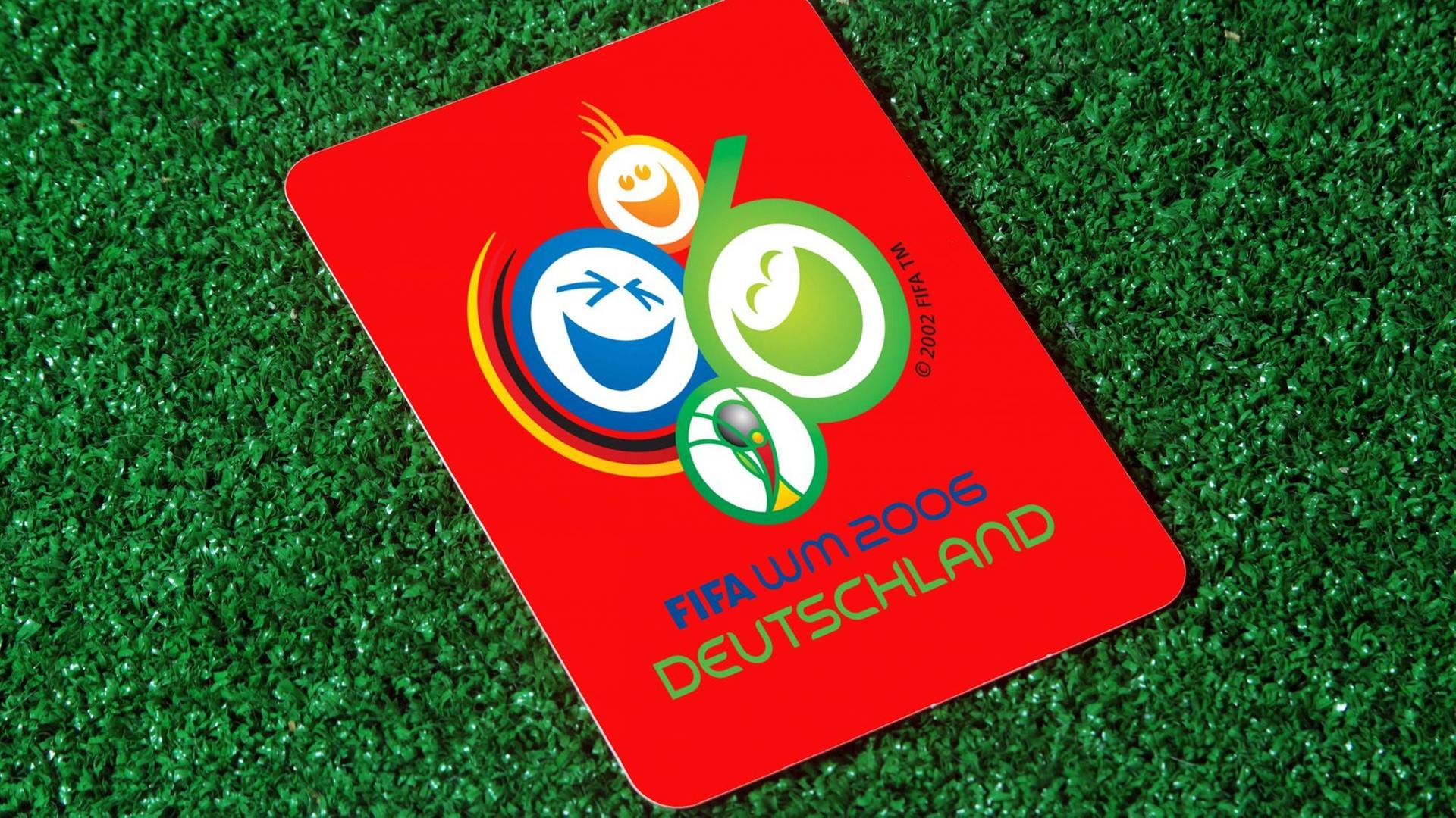 Rote Karte mit dem Emblem des Sommermärchens 2006: Symbolbild zu den schwarzen Kassen und den Verdacht auf Korruption bei der Vergabe der FIFA Fußball Weltmeisterschaft 2006 Rote Karte mit dem Emblem des Sommermärchens 2006: Symbolbild zu den schwarzen Kassen und den Verdacht auf Korruption bei der Vergabe der FIFA Fußball Weltmeisterschaft 2006