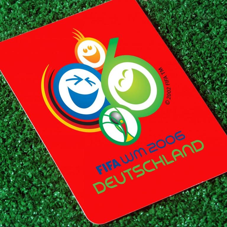 Rote Karte mit dem Emblem des Sommermärchens 2006: Symbolbild zu den schwarzen Kassen und den Verdacht auf Korruption bei der Vergabe der FIFA Fußball Weltmeisterschaft 2006