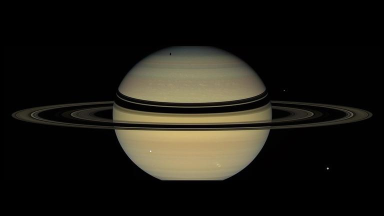 Der Planet Saturn am 6.12.2007, aufgenommen von der Raumsonde Cassini. Der Blick geht auf die unbeleuchtete Seite der Ringe (das Sonnenlicht kommt von "unten").