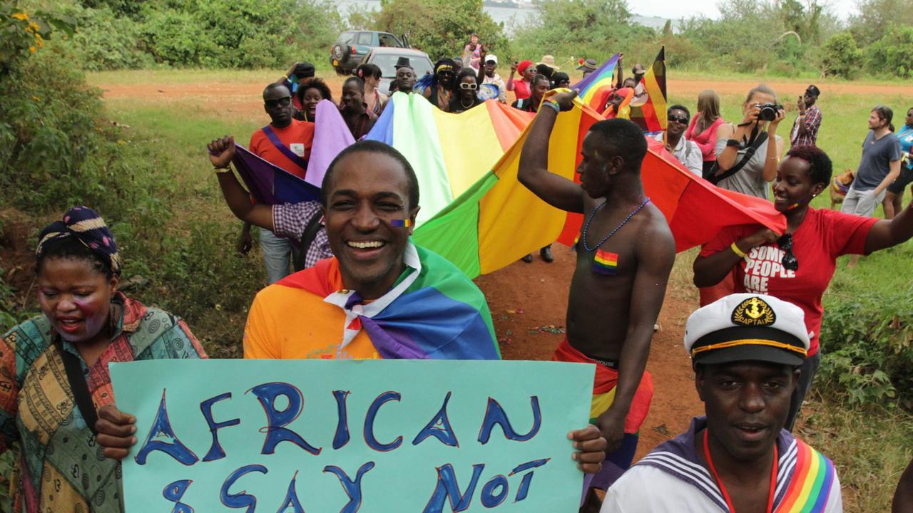Schwule und lesbische Aktivisten im August 2012 tanzen bei der Gay-Pride-Parade im Botanischen Garten von Ugandas Hauptstadt Entebbe. Schwule und lesbische Aktivisten im August 2012 tanzen bei der Gay-Pride-Parade im Botanischen Garten von Ugandas Hauptstadt Entebbe.