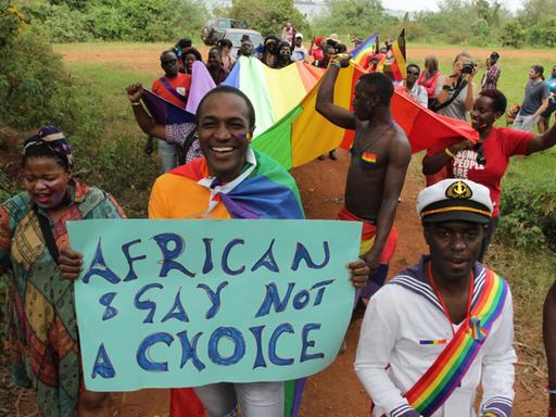 Schwule und lesbische Aktivisten im August 2012 tanzen bei der Gay-Pride-Parade im Botanischen Garten von Ugandas Hauptstadt Entebbe.