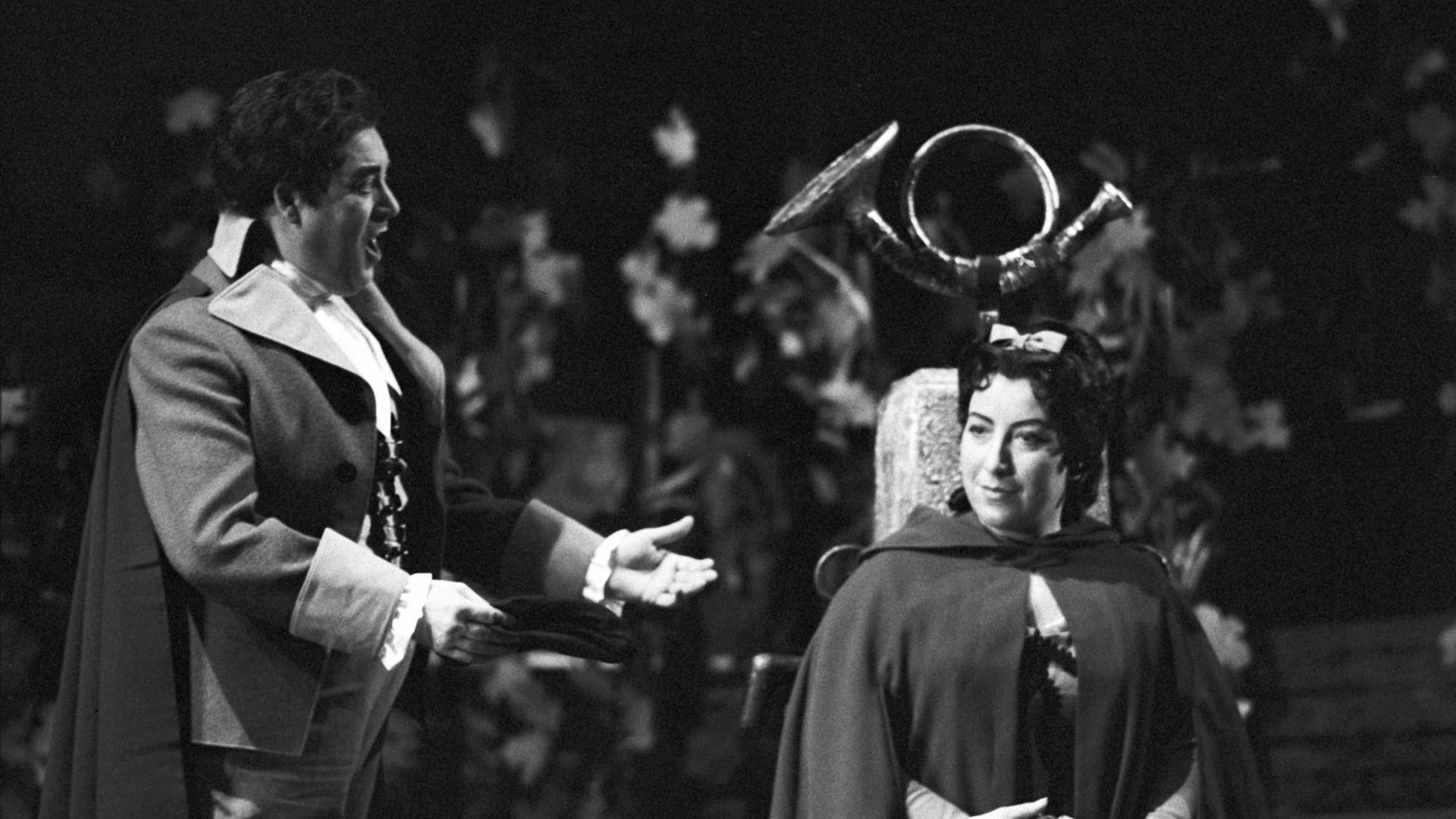 Anny Schlemm als Manon (r) und Josef Traxel als des Grieux (l) stehen am 06.04.1963 auf der Bühne. Anny Schlemm als Manon (r) und Josef Traxel als des Grieux (l) stehen am 06.04.1963 auf der Bühne.
