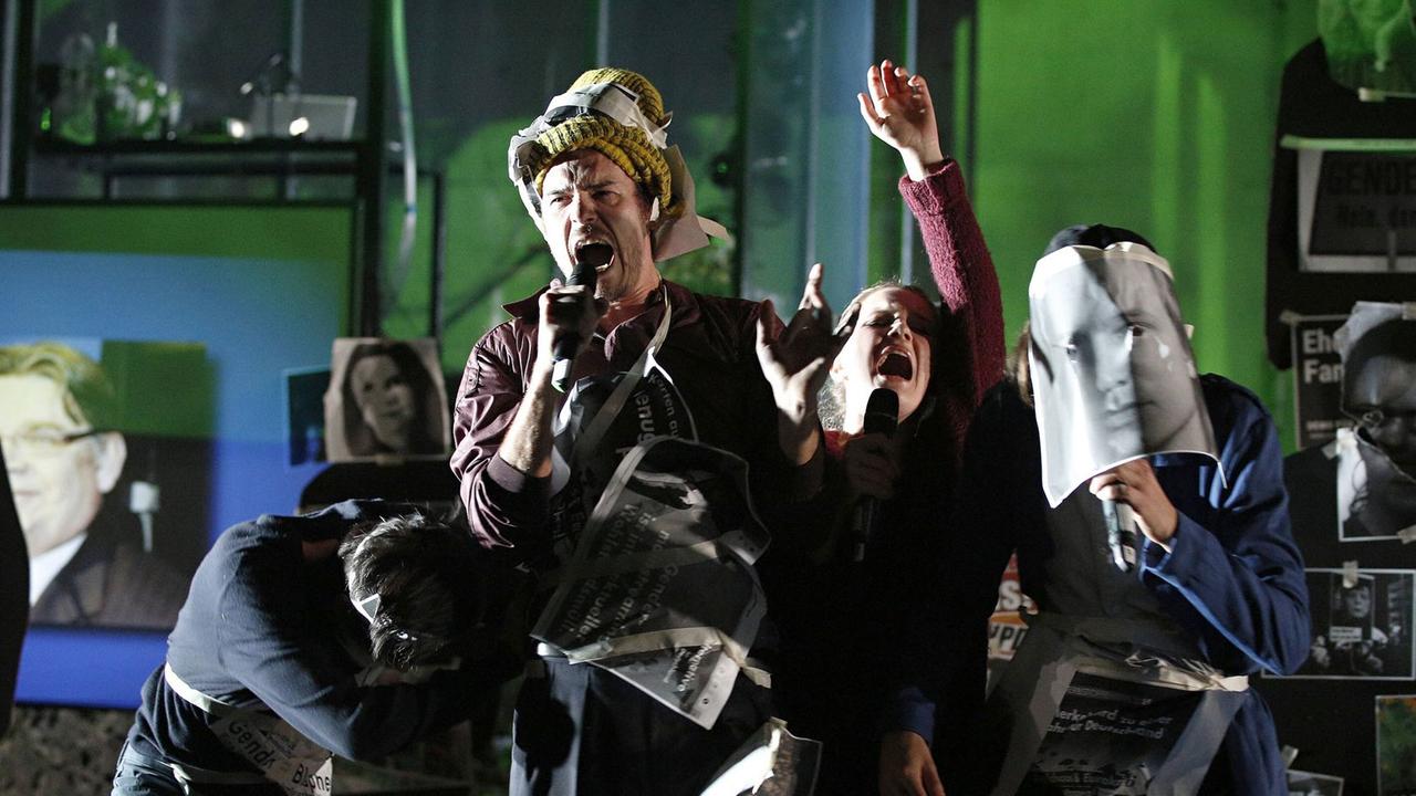Szene im Theaterstück "Fear" über Hass-Sprech an der Berliner Schaubühne Szene im Theaterstück "Fear" über Hass-Sprech an der Berliner Schaubühne