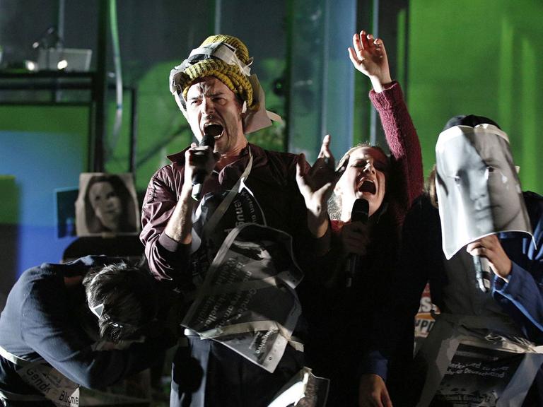 Szene im Theaterstück "Fear" über Hass-Sprech an der Berliner Schaubühne