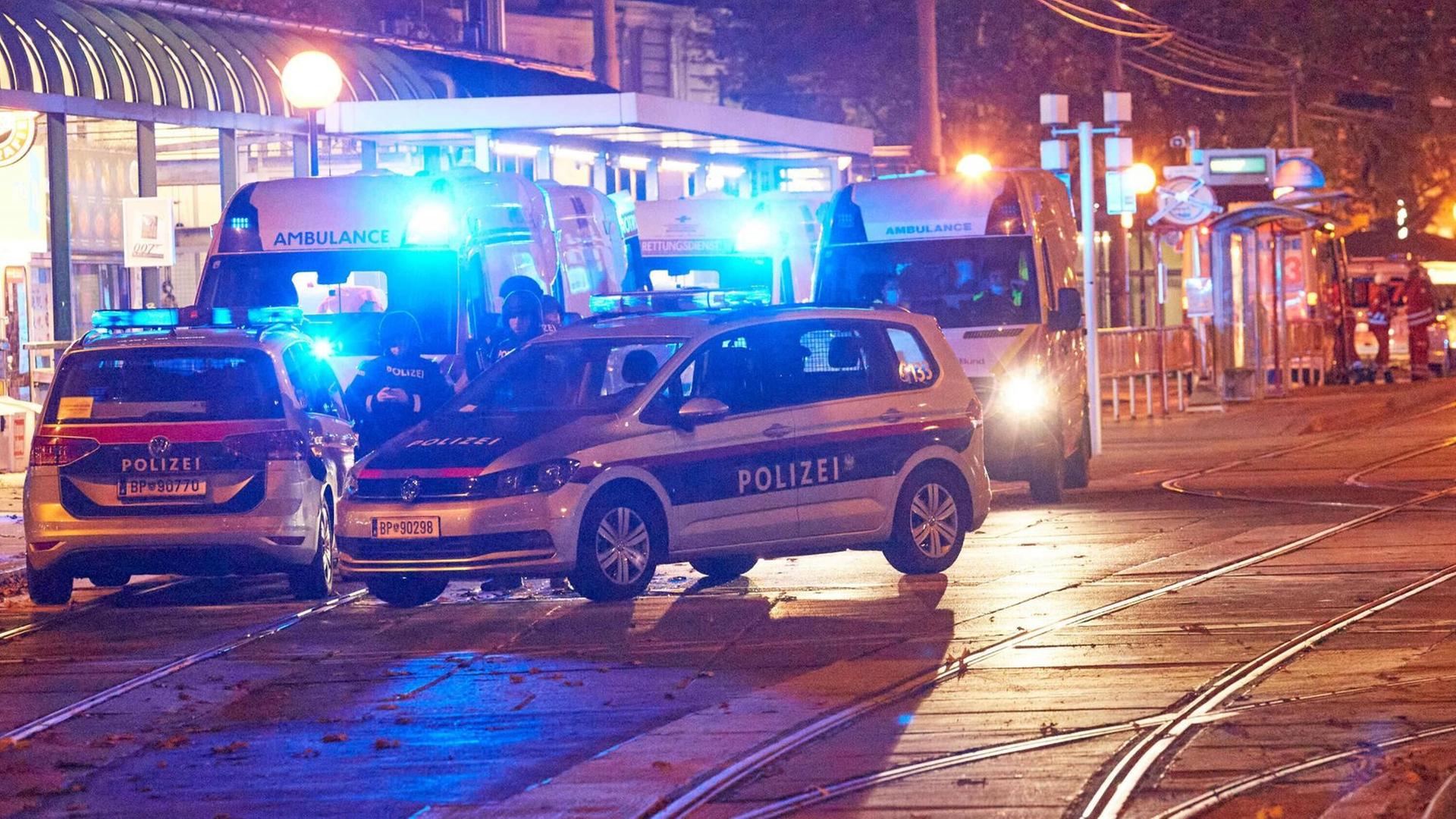 Polizei-Wagen in der Stadt Wien nach dem Anschlag.