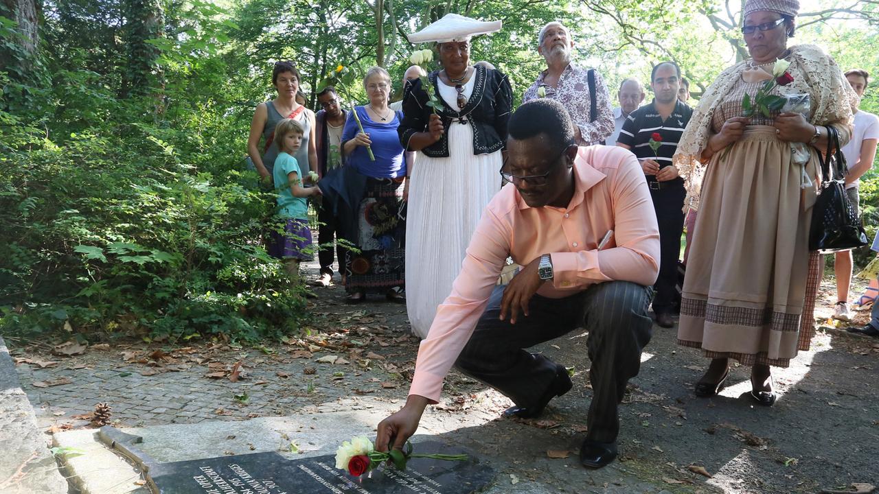 Esther Utjiua Muinjangue (m) 2015 auf dem Garnisonsfriedhof in Berlin Esther Utjiua Muinjangue (m) 2015 auf dem Garnisonsfriedhof in Berlin
