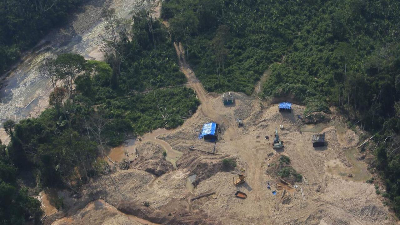 Sept. 5, 2013 - Huanuco, PERU - MARINA DE GUERRA, EN OPERATIVO LLAMADO SIRA, DESTRUYE 30 DRAGAS Y 14 MOTORES DE LA MINERIA INFORMAL UBICADAS EN EL CAUCE DEL RIO PACHITEA, DITRITO DE PUERTO INCA, HUANUCO..NO SE REPORTARON ENFRENTAMIENTOS. PUBLICATIONxINxGERxSUIxAUTxONLY - ZUMAp94 Sept 5 2013 HUANUCO Peru Marina de Guerra en operativo Llamado Sira 30 Dragas y 14 motores de La Mineria Informal ubicadas en El Cauce Del Rio de Puerto Inca HUANUCO No SE REPORTARON enfrentamientos PUBLICATIONxINxGERxSUIxAUTxONLY ZUMAp94 Sept. 5, 2013 - Huanuco, PERU - MARINA DE GUERRA, EN OPERATIVO LLAMADO SIRA, DESTRUYE 30 DRAGAS Y 14 MOTORES DE LA MINERIA INFORMAL UBICADAS EN EL CAUCE DEL RIO PACHITEA, DITRITO DE PUERTO INCA, HUANUCO..NO SE REPORTARON ENFRENTAMIENTOS. PUBLICATIONxINxGERxSUIxAUTxONLY - ZUMAp94 Sept 5 2013 HUANUCO Peru Marina de Guerra en operativo Llamado Sira 30 Dragas y 14 motores de La Mineria Informal ubicadas en El Cauce Del Rio de Puerto Inca HUANUCO No SE REPORTARON enfrentamientos PUBLICATIONxINxGERxSUIxAUTxONLY ZUMAp94