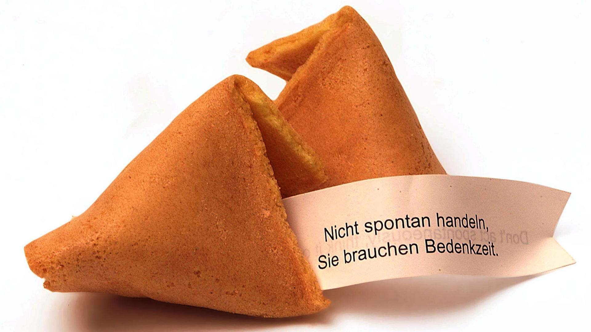 Ein chinesischer Glückskeks, mit einem Zettel und der Mahnung "Nicht spontan handeln, Sie brauchen Bedenkzeit" Ein chinesischer Glückskeks, mit einem Zettel und der Mahnung "Nicht spontan handeln, Sie brauchen Bedenkzeit"