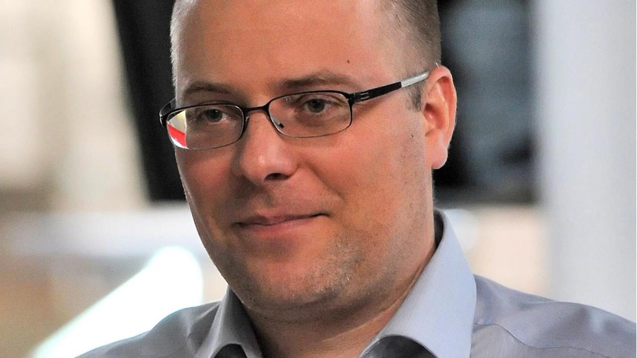 Der Regisseur Christoph Hochhäusler posiert am 24.07.2013 in Köln (Nordrhein-Westfalen) bei einem Fototermin bei Dreharbeiten zum Kinofilm "Lichtjahre". Der Regisseur Christoph Hochhäusler posiert am 24.07.2013 in Köln (Nordrhein-Westfalen) bei einem Fototermin bei Dreharbeiten zum Kinofilm "Lichtjahre".
