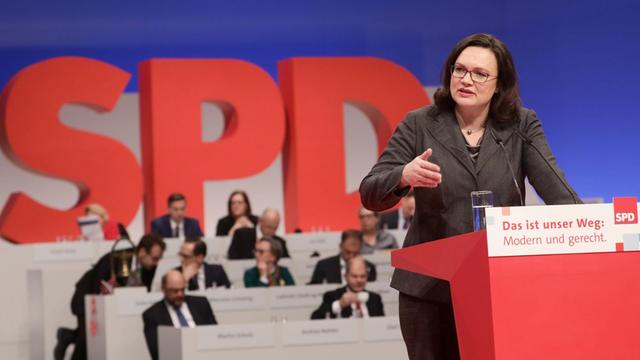 Die SPD-Fraktionsvorsitzende Andrea Nahles steht beim Bundesparteitag der SPD am 07.12.2017 in Berlin am Rednerpult.