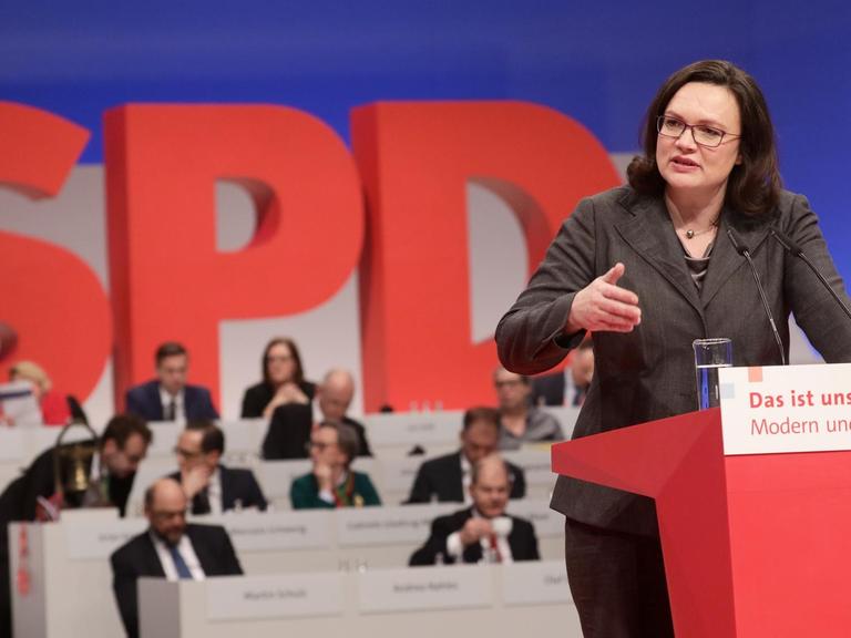 Die SPD-Fraktionsvorsitzende Andrea Nahles steht beim Bundesparteitag der SPD am 07.12.2017 in Berlin am Rednerpult.