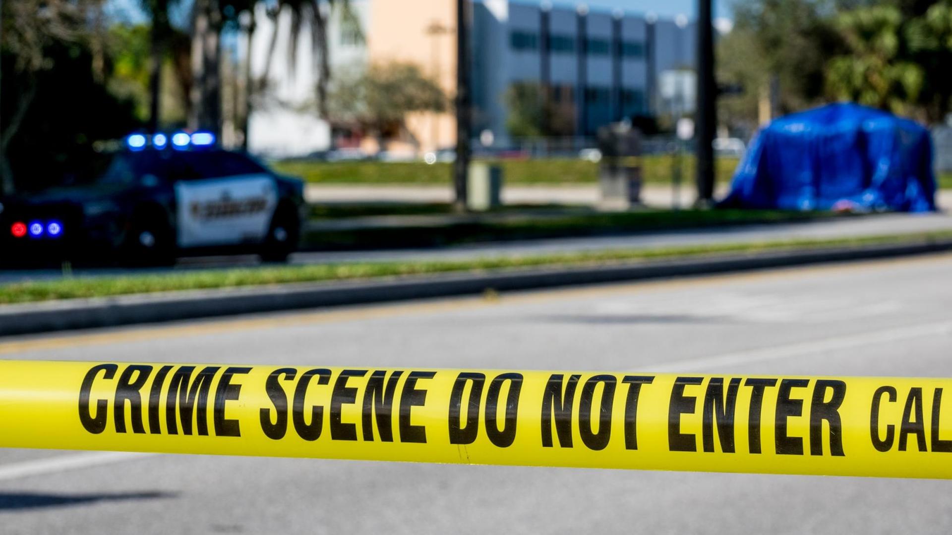 Ein Absperrband der Polizei ist vor der Marjory Stoneman Douglas High School am Tag nach dem Amoklauf zu sehen. Ein Absperrband der Polizei ist vor der Marjory Stoneman Douglas High School am Tag nach dem Amoklauf zu sehen.
