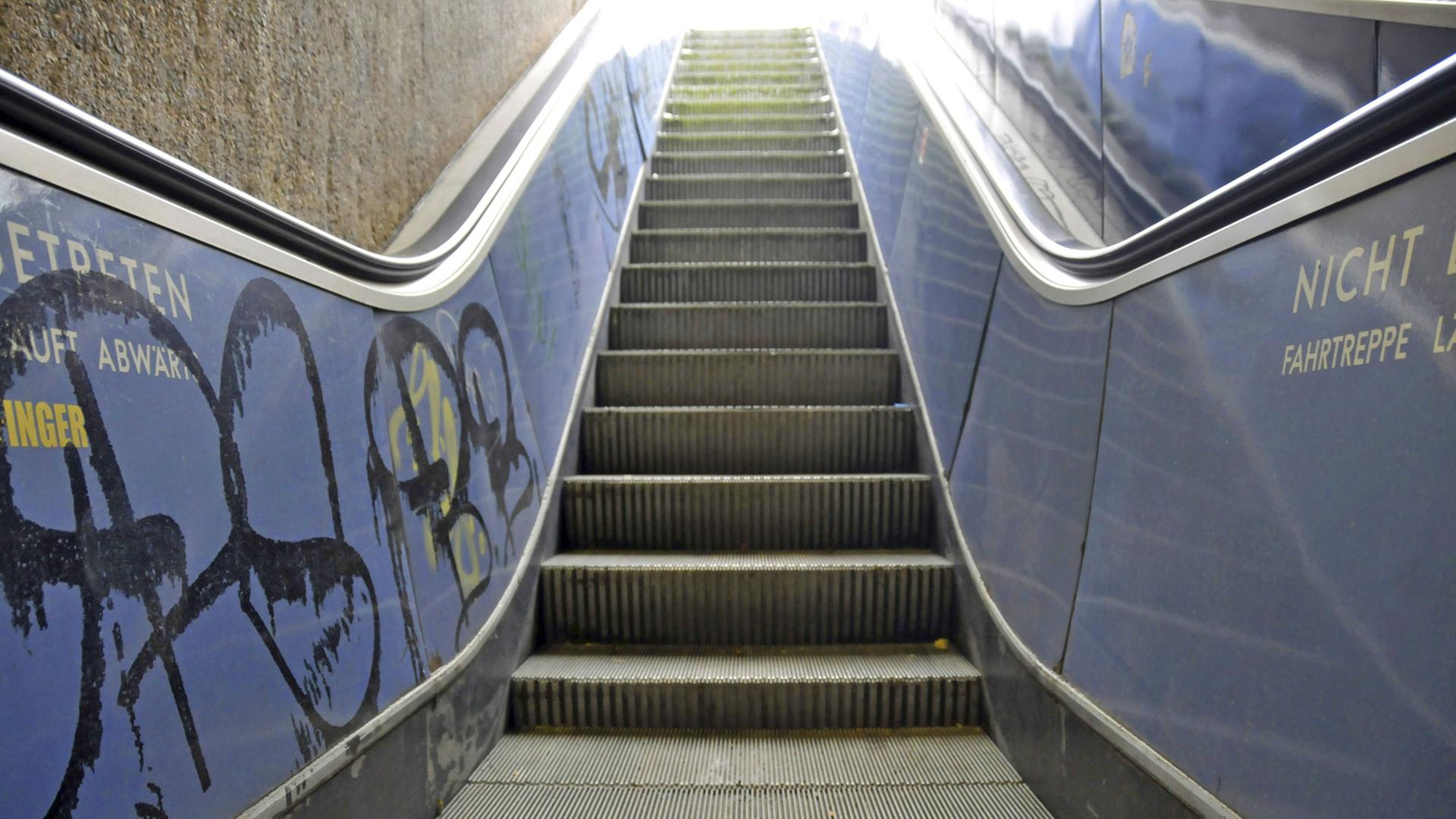 Eine defekte Rolltreppe am Ebertplatz in Köln Eine defekte Rolltreppe am Ebertplatz in Köln