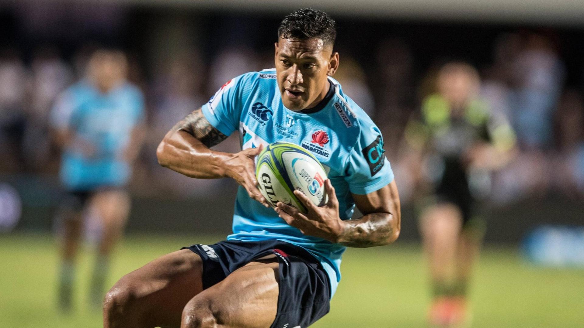 Der australische Rugbyspieler Israel Folau von den den New South Wales Waratahs hält während eines Spiels den Rugbyball in der Hand. Der australische Rugbyspieler Israel Folau von den den New South Wales Waratahs hält während eines Spiels den Rugbyball in der Hand.