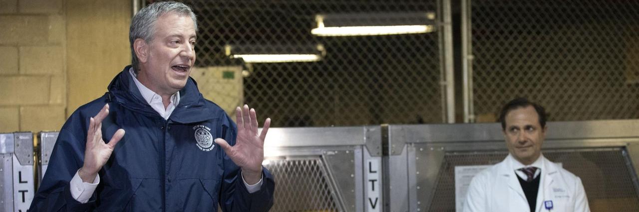 New Yorks Bürgermeister Bill de Blasio nimmt neue Beatmungsgeräte in Augenschein. New Yorks Bürgermeister Bill de Blasio nimmt neue Beatmungsgeräte in Augenschein.