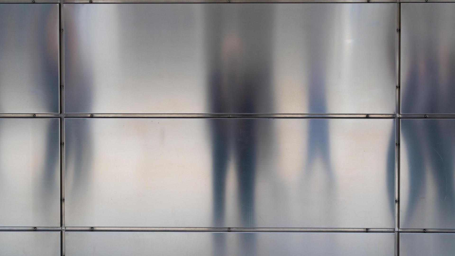 Bin ich wirklich allein? Psychotische Patienten leiden häufig unter Verfolgungswahn Bin ich wirklich allein? Psychotische Patienten leiden häufig unter Verfolgungswahn