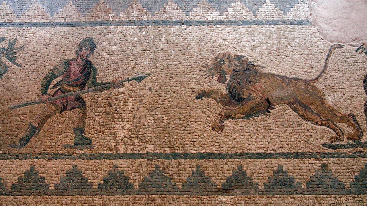 Mosaik "Ein Jäger greift mit dem Speer einen Löwen an", Haus des Dionysos, die südliche Porticus, Raum 12, Archäologischer Park, Paphos im griechischen Teil der Insel Zypern Mosaik "Ein Jäger greift mit dem Speer einen Löwen an", Haus des Dionysos, die südliche Porticus, Raum 12, Archäologischer Park, Paphos im griechischen Teil der Insel Zypern