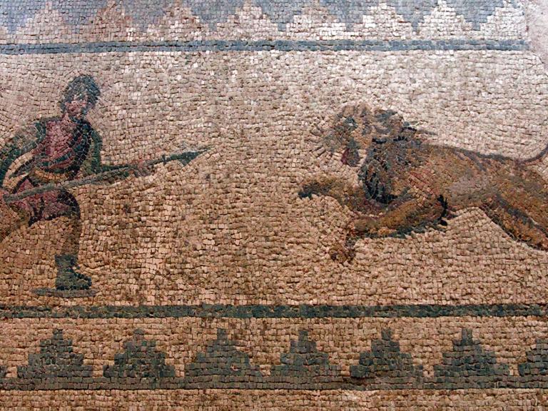 Mosaik "Ein Jäger greift mit dem Speer einen Löwen an", Haus des Dionysos, die südliche Porticus, Raum 12, Archäologischer Park, Paphos im griechischen Teil der Insel Zypern