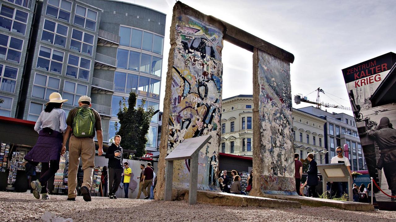 Die von Markus Meckel mitinitiierte "Black Box Kalter Krieg" am Checkpoint Charlie in Berlin
