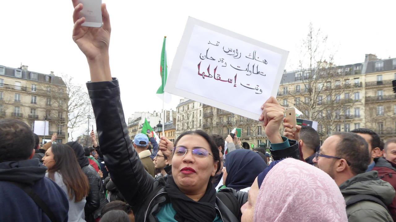 Eine Algerierin protestiert in Paris 