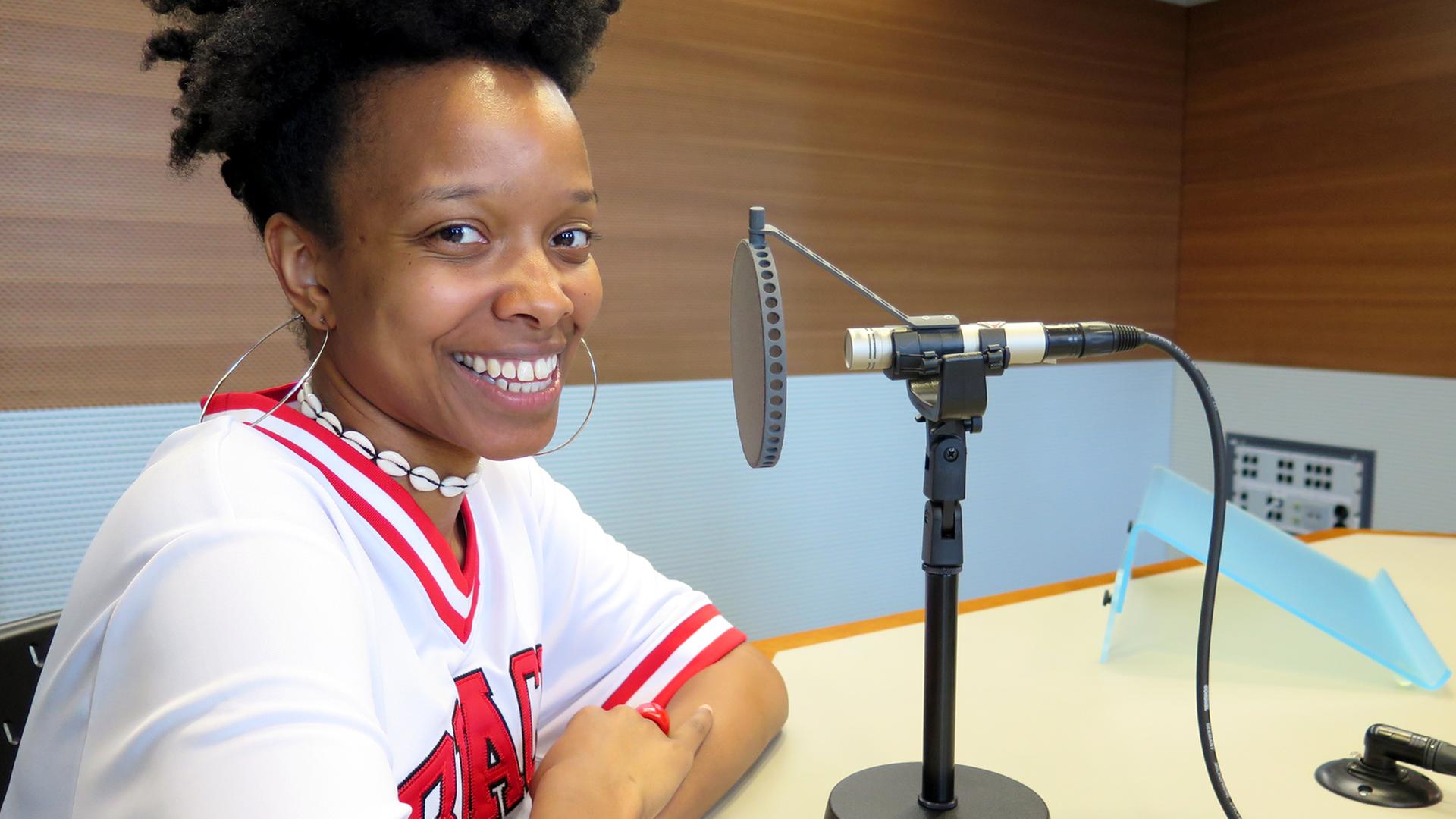 Die US-amerikanische Sängerin Jamila Woods im Studio des Deutschlandfunk Kultur Die US-amerikanische Sängerin Jamila Woods im Studio des Deutschlandfunk Kultur