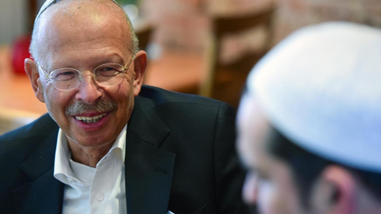 Schriftsteller Rafael Seligmann (l) im Gespräch mit dem Vorsitzenden des Zentralrates der Muslime Deutschlands, Aiman Mazyek
Schriftsteller Rafael Seligmann (l) im Gespräch mit dem Vorsitzenden des Zentralrates der Muslime Deutschlands, Aiman Mazyek